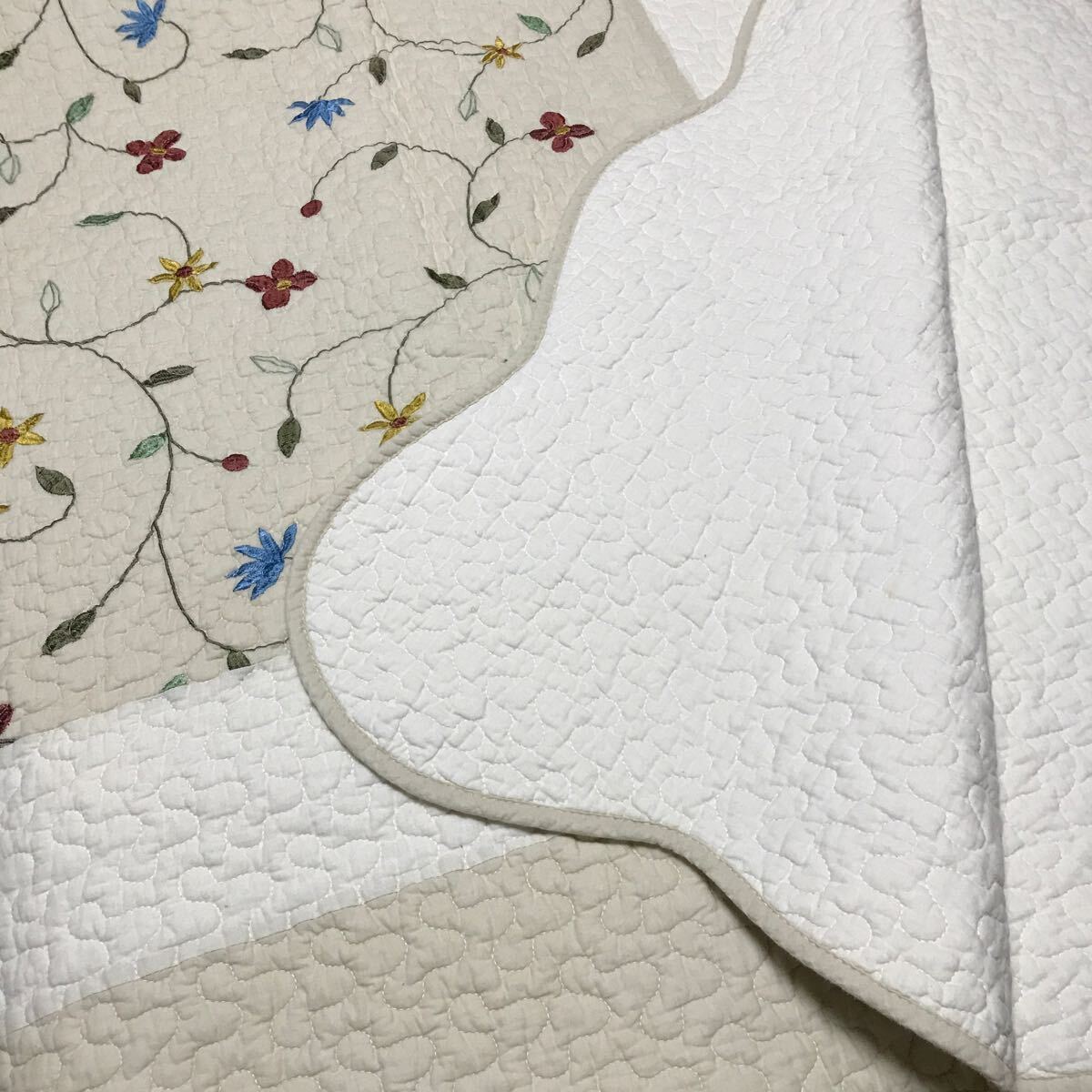新品 マルチカバー ソファーカバー ベッドカバー キルト 刺繍 花柄 200×200㎝ 綿100% 川島織物セルコンの画像4