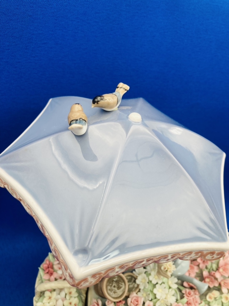 LLADRO リヤドロ 「公園通りの花屋さん」1454 フィギュリン 置物 陶器 人形 小鳥 女性 女の子 パラソル 西洋工芸 美術品 欠け有 _画像4