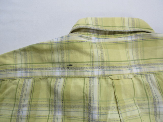 ９２９　ラコステ　黄色チェック柄　半そでボタンダウンシャツ　CH456Y　3サイズ_背中側左肩に黒い汚れがあります。