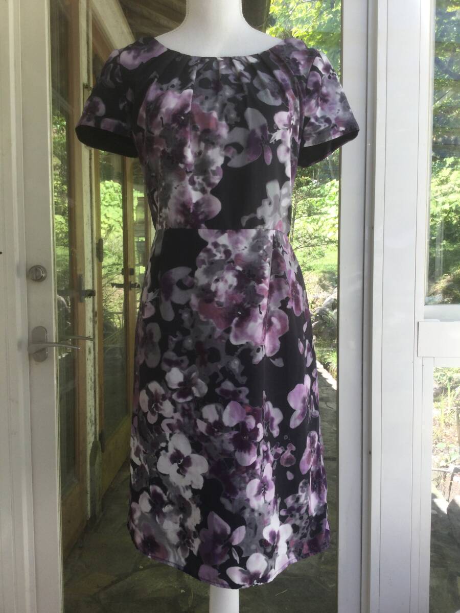 ローラアシュレイ・黒地薄グレー紫花柄ワンピース１１号 _画像1