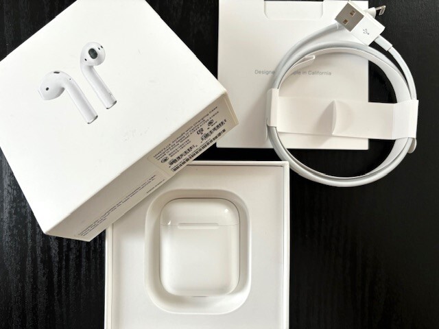 正規品★AirPods（第1世代） MMEF2J/A★純正Airpods★Lightningケーブル付_画像1