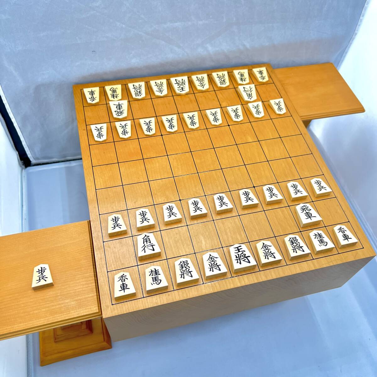 □■0512　将棋セット　脚有　ヘソ有　将棋盤　駒台　将棋駒　越山作／本黄揚　上彫　中古品_画像1