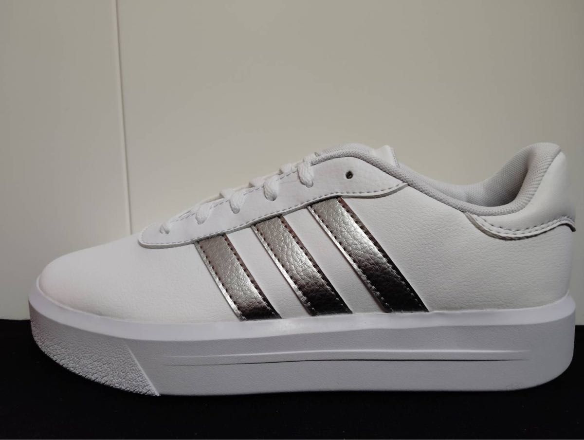 新品24.5cmアディダスadidasレディーススニーカーコートプラットフォームホワイトシルバー白銀エナメル厚底スニーカー