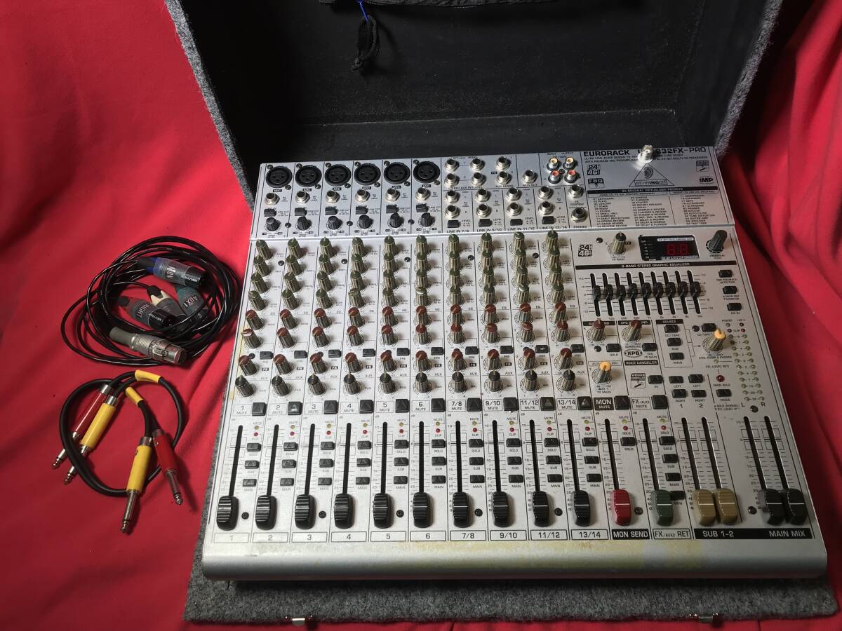nt240511-005D6 ベリンガー BEHRINDER EURORACK UB1832FX-PRO ミキサー 楽器 音響 PA機器 ケーブル付属 ハードケース付き 中古_画像1