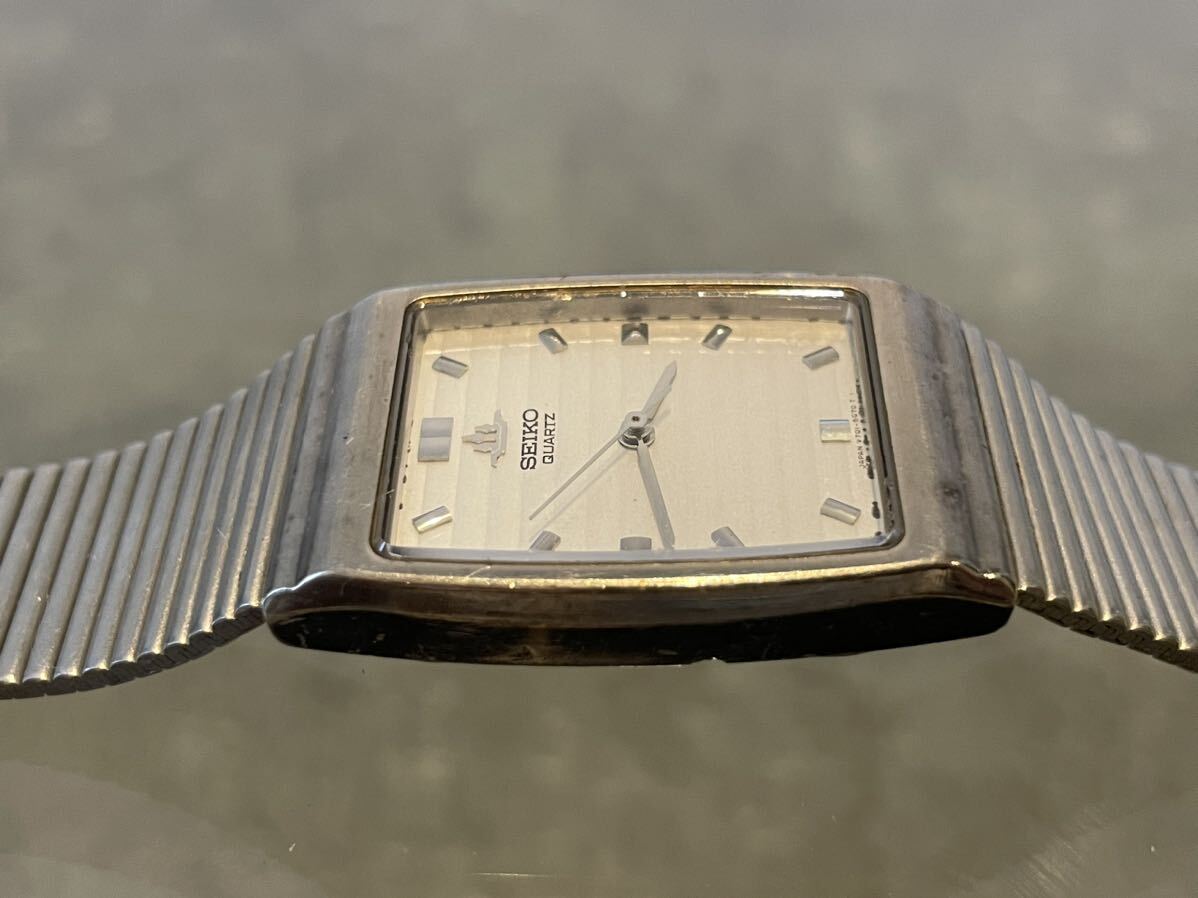 SEIKO V701-5H90 セイコー アナログ クォーツ 腕時計 リストウォッチ メンズ腕時計 ヴィンテージ 文字盤白 現状品 中古品_画像7