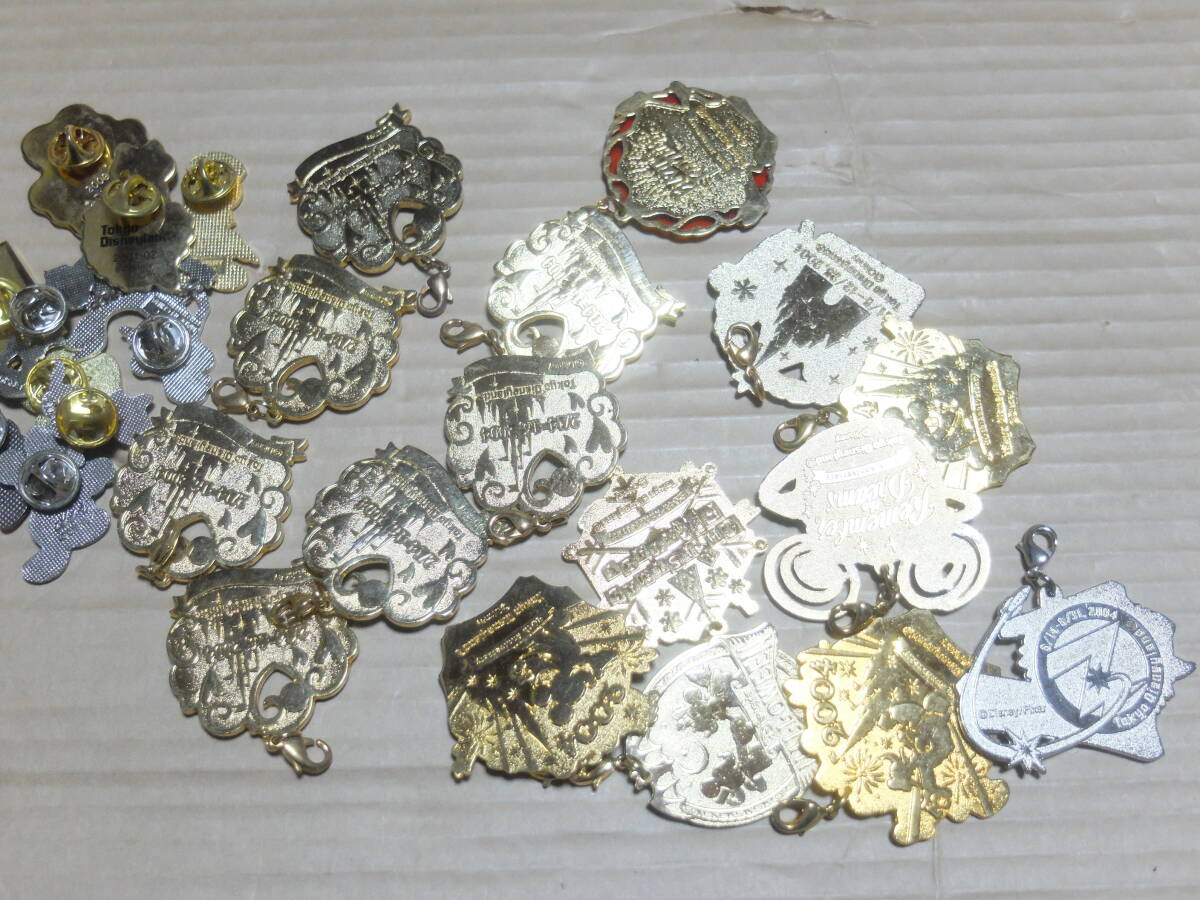  Disney Land Disney key holder 16 piece + pin badge various 10 piece total 26 piece together USED junk 