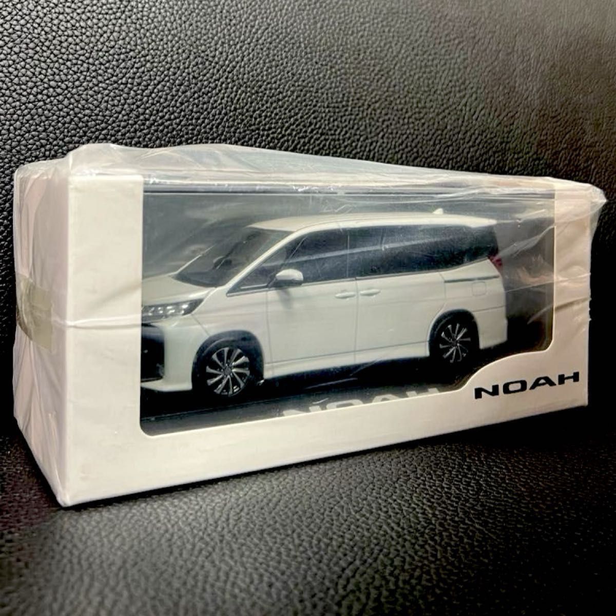 【シュリンク未開封】ノア 90系 ホワイトパール ミニカー カラーサンプル 1/30 ダイキャスト製 TOYOTA NOAH