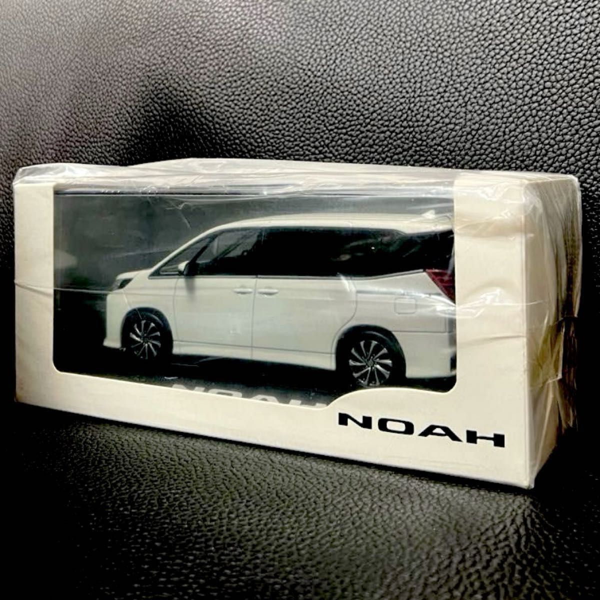 【シュリンク未開封】ノア 90系 ホワイトパール ミニカー カラーサンプル 1/30 ダイキャスト製 TOYOTA NOAH