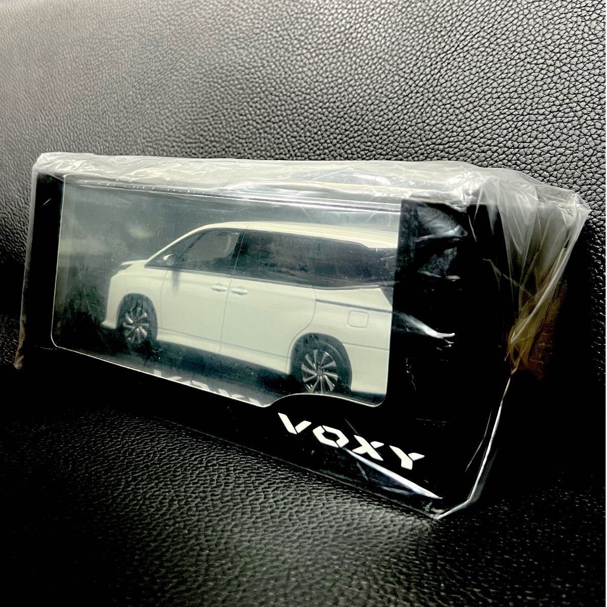 【新品・未開封】ヴォクシー ホワイト ミニカー カラーサンプル 1/30 ダイキャスト製 TOYOTA VOXY