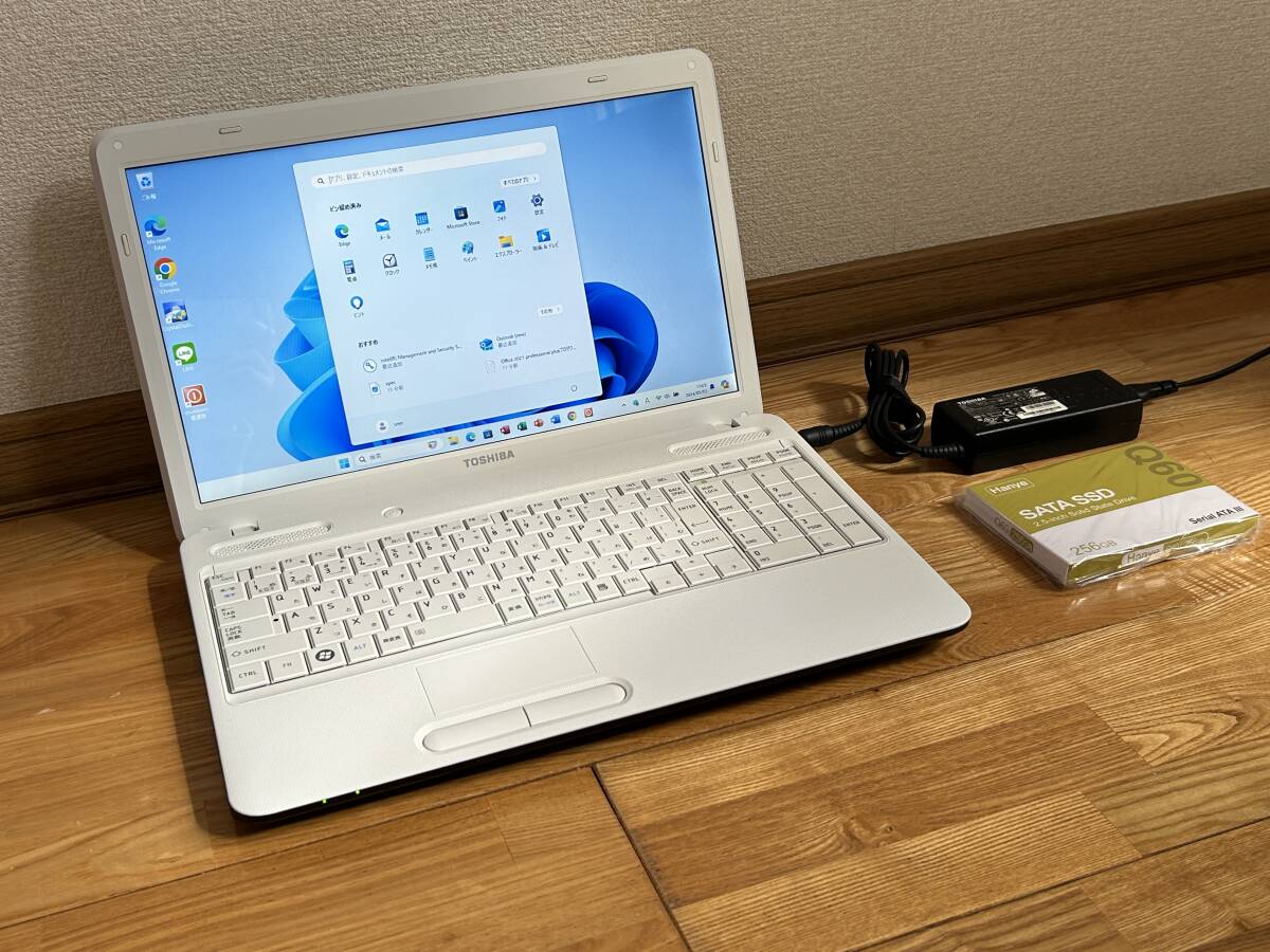 新品Ssd256g 5年保証 / 15.6型ノートパソコン東芝dynabook 白 使用感少★中古動作品 i7 8Gメモリ 無線 Win11Pro Office済 即使用できます！