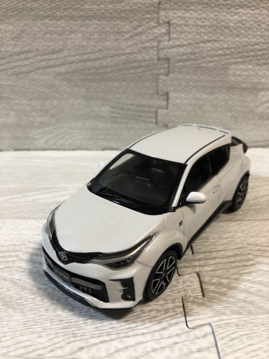 1/30 トヨタ 新型C-HR GRスポーツ CHR 非売品 カラーサンプル ミニカー ホワイトパールクリスタルシャイン_画像1