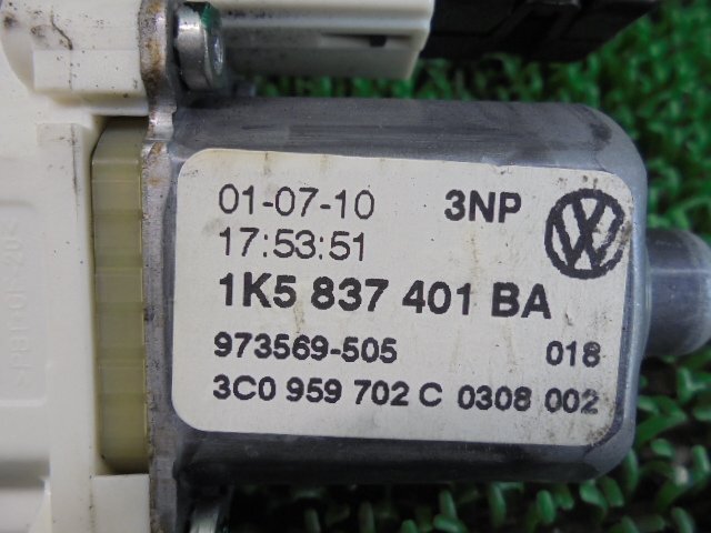 1EO7564FC2-1 ) フォルクスワーゲン ゴルフヴァリアント 2010年 DBA-1KCAX 純正フロント左ドアレギュレーターモーター　1K5837401_画像3