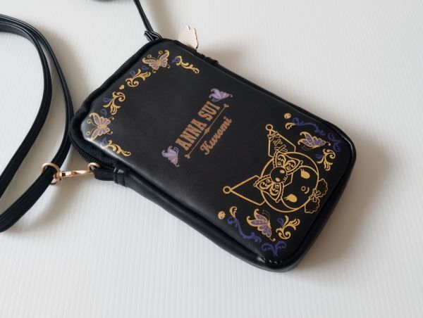 【限定品!!】台湾★即決♪ 正規品!! ANNA SUI アナスイ × サンリオ クロミ コラボ 革製 スマホケース・ショルダーポーチ♪_画像2