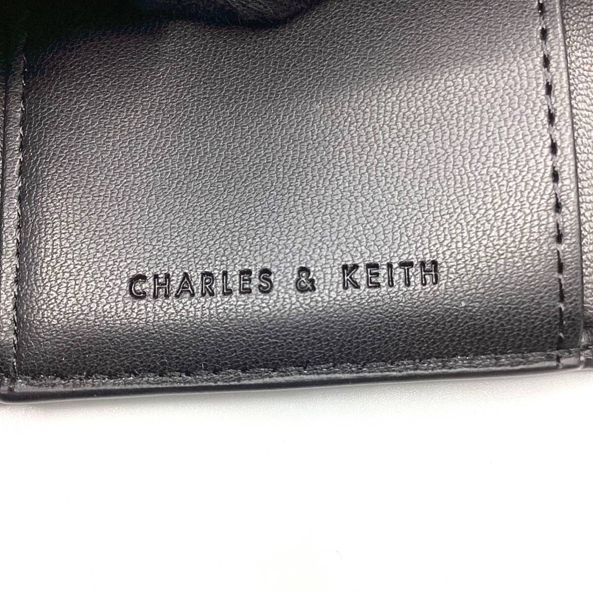 CHARLES & KEITH チャールズアンドキース ブレアメタリックアクセント ショートウォレット 三つ折り財布 ブラック ★二次流通品★_ロゴ