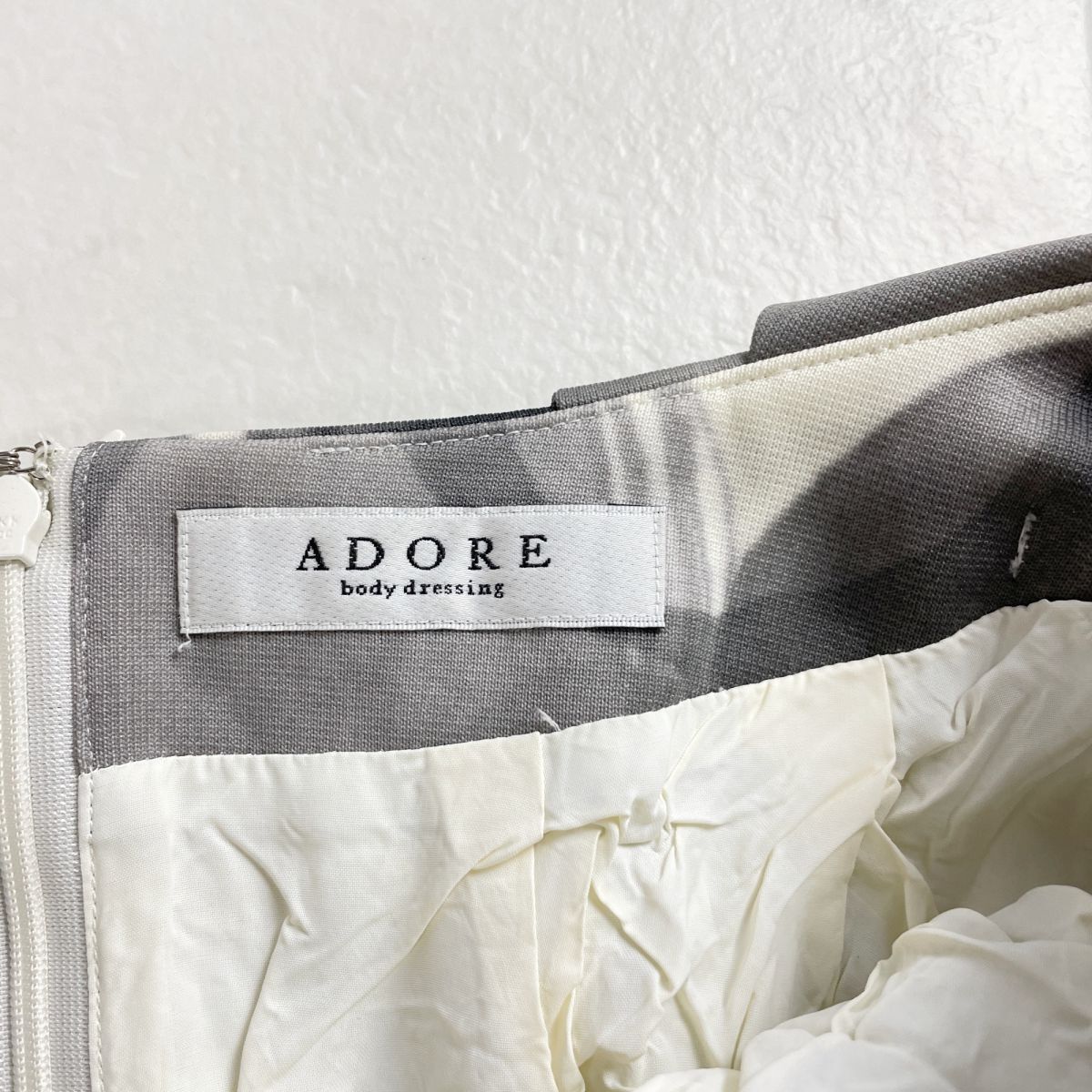 美品 ADORE アドーア 総柄コクーンスカート バックジップ ミニ丈 裏地あり 白 黒 グレー サイズ38*PC889_画像6