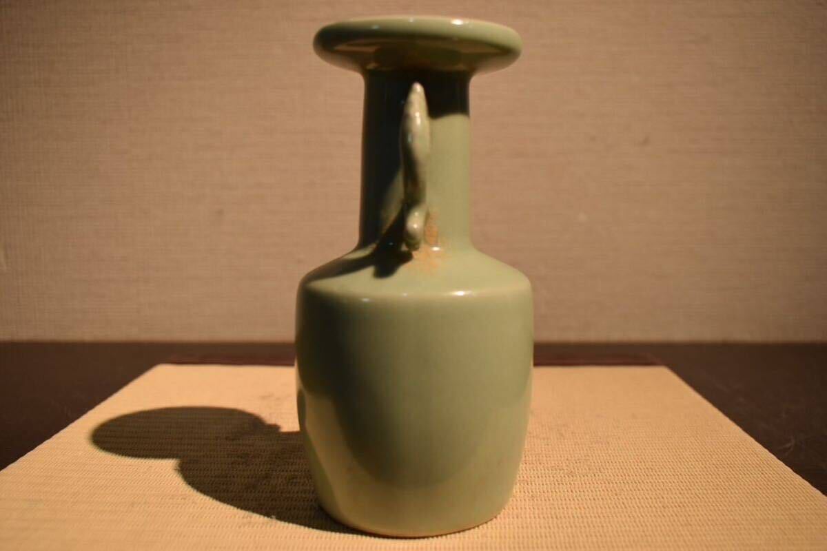 【GE】E539【コレクター所蔵品】時代 青磁双耳花瓶 /中国古玩 中国美術 骨董品 時代品 美術品 古美術品_画像2