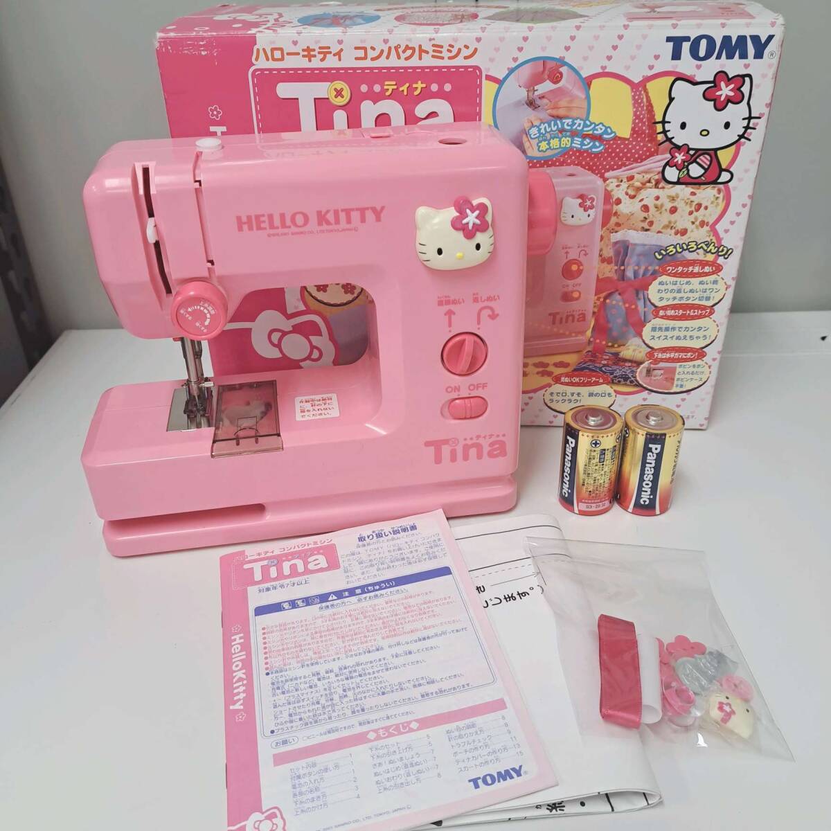 SE9【通電OK】レトロ玩具 TOMY Tina ハローキティ ミシン 現状品 動作未確認 クッション型紙付き_画像1