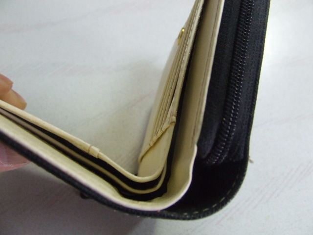 【訳あり】【値下げ】レディースワンポイントデザインがスタイリッシュな合成皮革二つ折り財布/ブラック_画像7