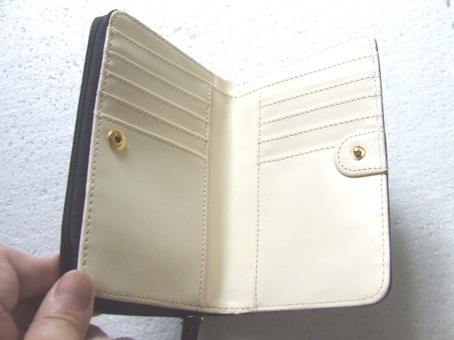 【訳あり】【値下げ】レディースワンポイントデザインがスタイリッシュな合成皮革二つ折り財布/ブラック_画像5