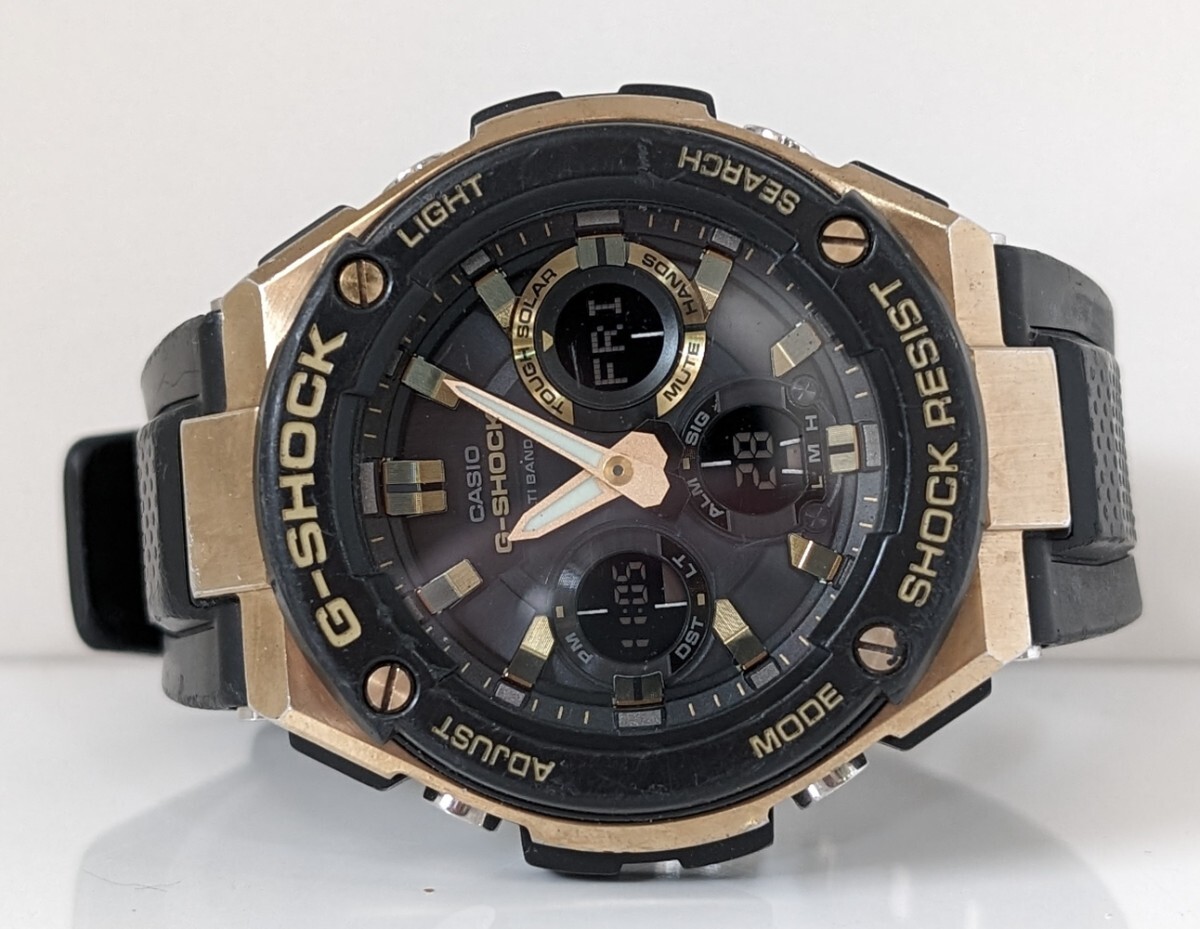 c送料無料CASIOカシオG-SHOCK/G-STEEL動作品GスチールGST-W100Gアナデジ格安タフソーラー電波ブラック×ゴールド売切りメンズ 腕時計_動作品になります。