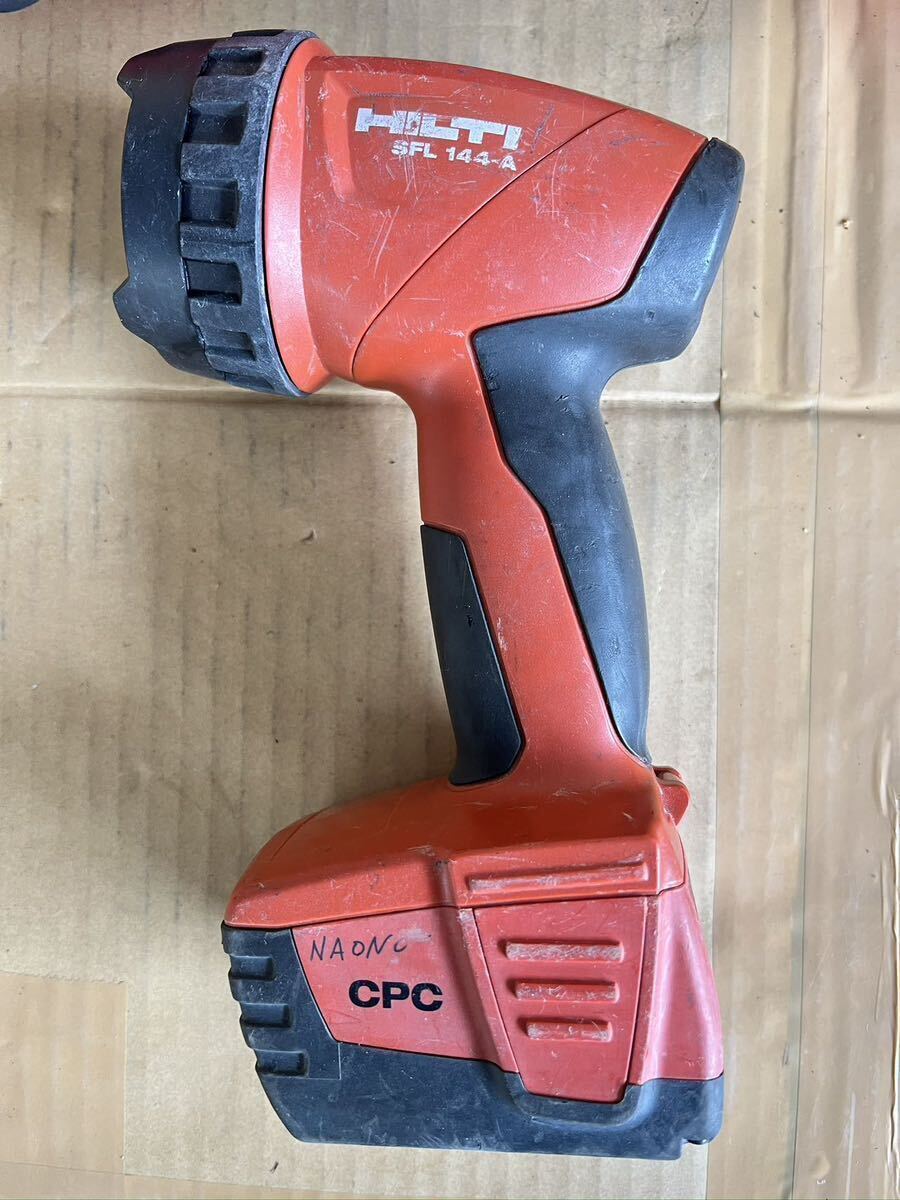 HILTI ヒルティ/バッテリーライト 充電式/バッテリ14.4Volt Li-lon 2.6Ah 動作確認済み工具ケース 工具入れ B−029の画像2