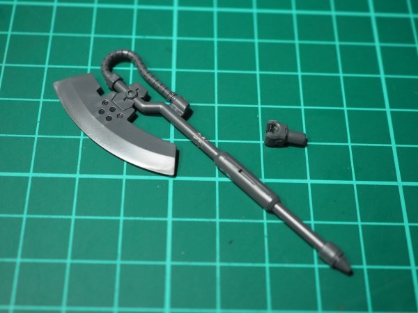 ☆DMY14☆ジャンク★バンダイ MG 1/100 シャア専用 ザクⅡ（Ver.2.0）ヒートホークのみ ジャンク部品取り 完成品_画像3