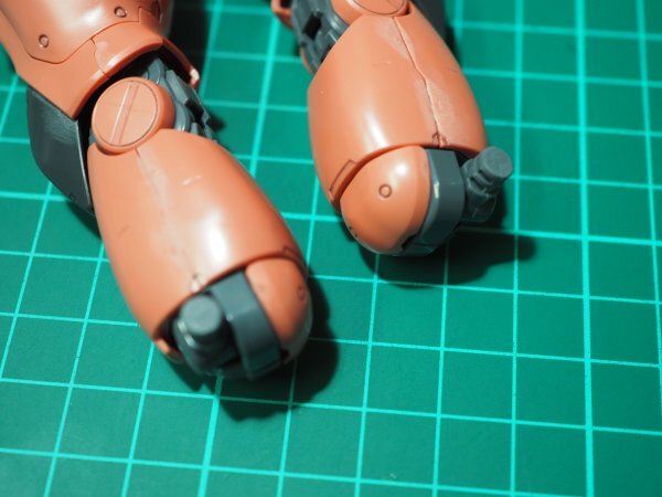 ☆DMY06☆ジャンク★バンダイ MG 1/100 シャア専用 ザクⅡ（Ver.2.0）脚部のみ ジャンク部品取り 完成品_画像5