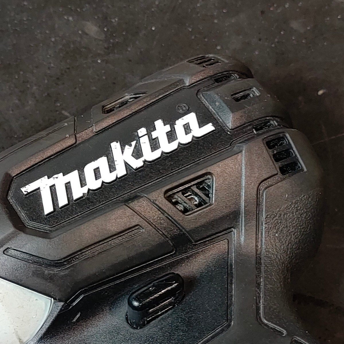 動作良好！ 中古品 マキタ makita 18V 充電式ソフトインパクトドライバ TS141D 黒 本体のみ 低騒音 コードレス_画像6