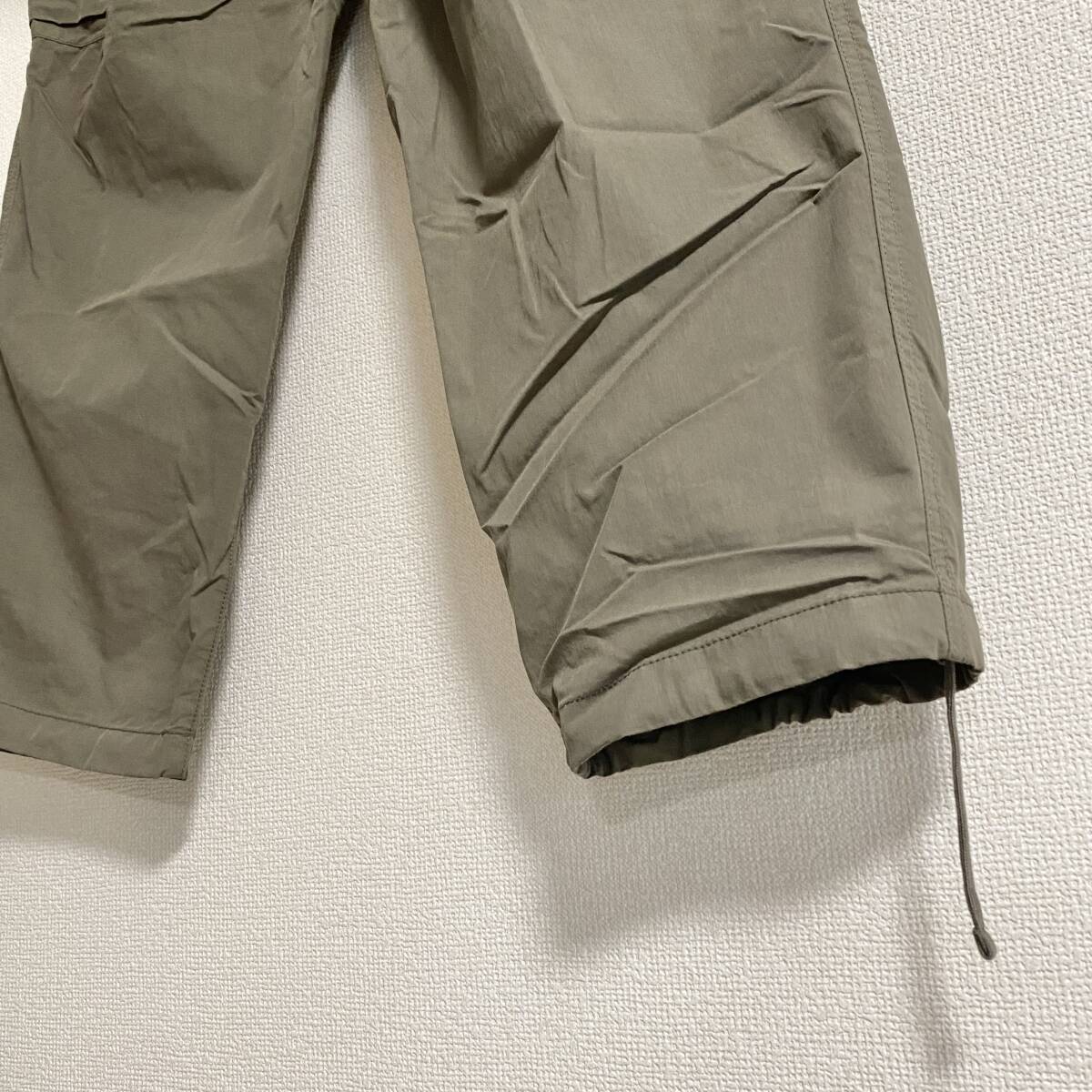 【未使用】ユニクロ ワイドフィットパラシュートカーゴパンツ オリーブ S UNIQLO UT タクティカル カーキ cargo pant 321-460268(33-05)_画像4