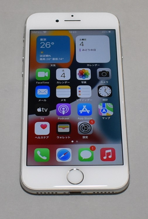 SIMフリー iPhone7 32GBシルバー（SIMロック解除au版、MNCF2J/A）本体の画像1