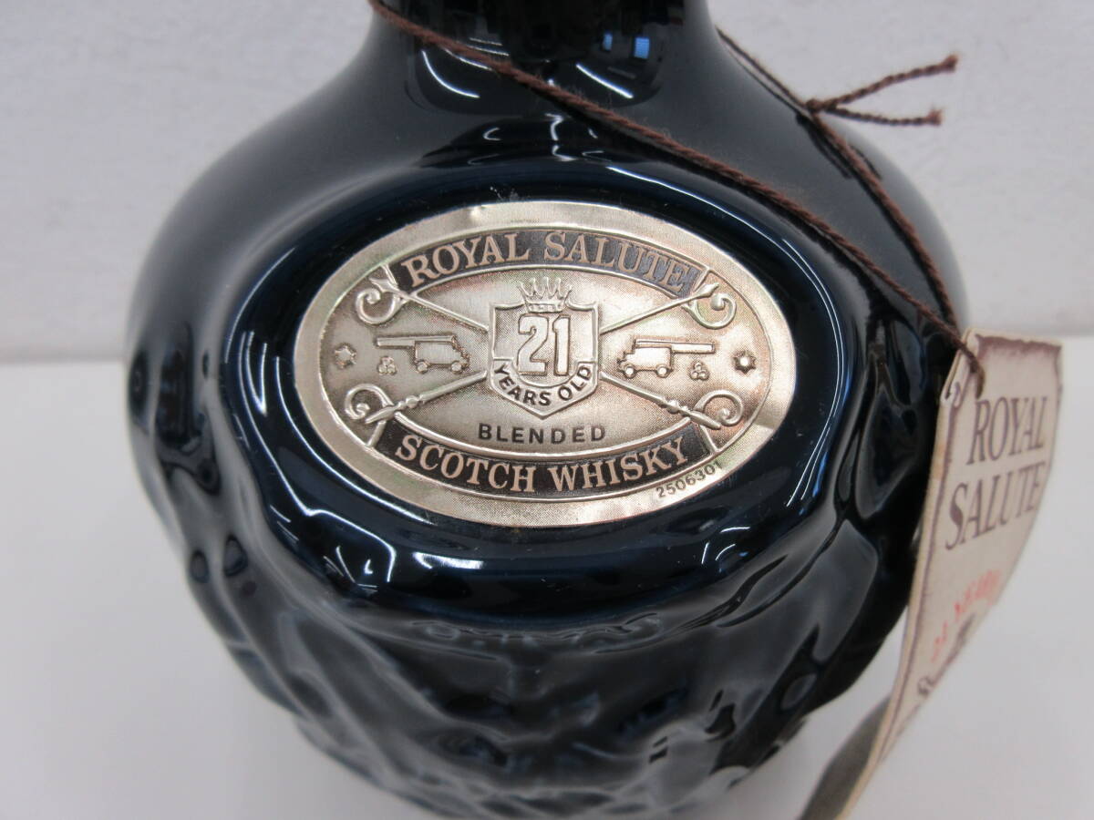 未開栓　ROYAL SALUTE　21年 青陶器ボトル　700ml　40％　スコッチウイスキー　古酒　巾着袋付　箱付　1326g_画像4