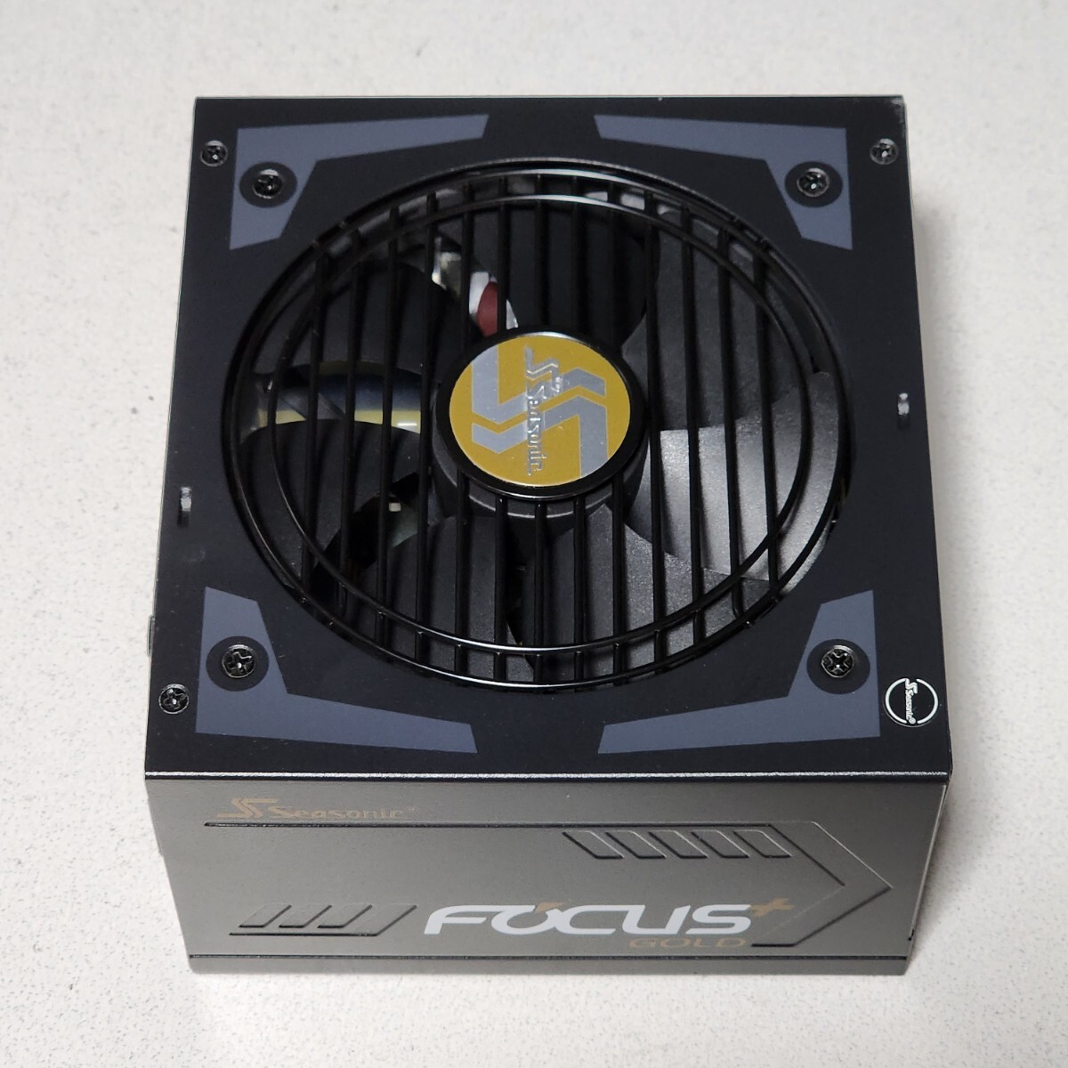 Seasonic FOCUS PLUS 850 Gold(SSR-850FX) 850W 80PLUS GOLD認証 ATX電源ユニット フルプラグイン 動作確認済み PCパーツ_画像6