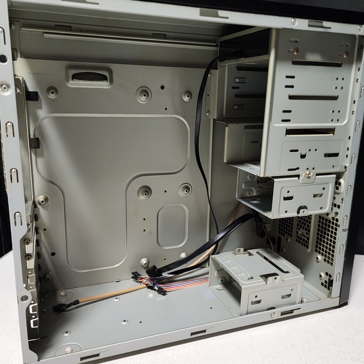 Iiyama SENSE∞ ミドルタワー型PCケース(ATX) DVDドライブ搭載 Iiyama SENSE∞ ミドルタワー型PCケース(ATX) DVDドライブ搭載