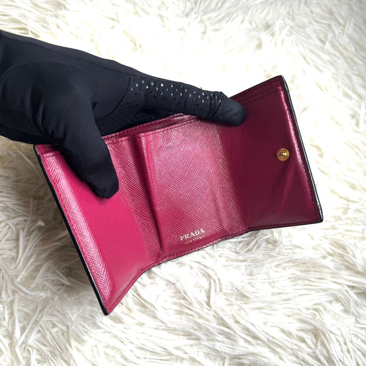 入手困難 / PRADA プラダ サフィアーノバイカラーミニウォレット 三つ折り財布 ミニ財布 ブラック ピンク 1MH021