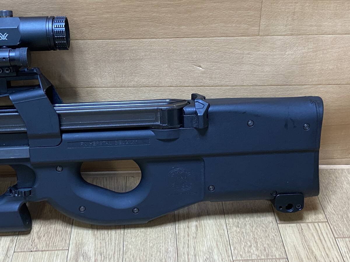 程度良　WE CyberGun FN HERSTAL P90 GBBR BLACK　カスタム　ガスブローバック　RAZOR AMG スコープ付_画像4