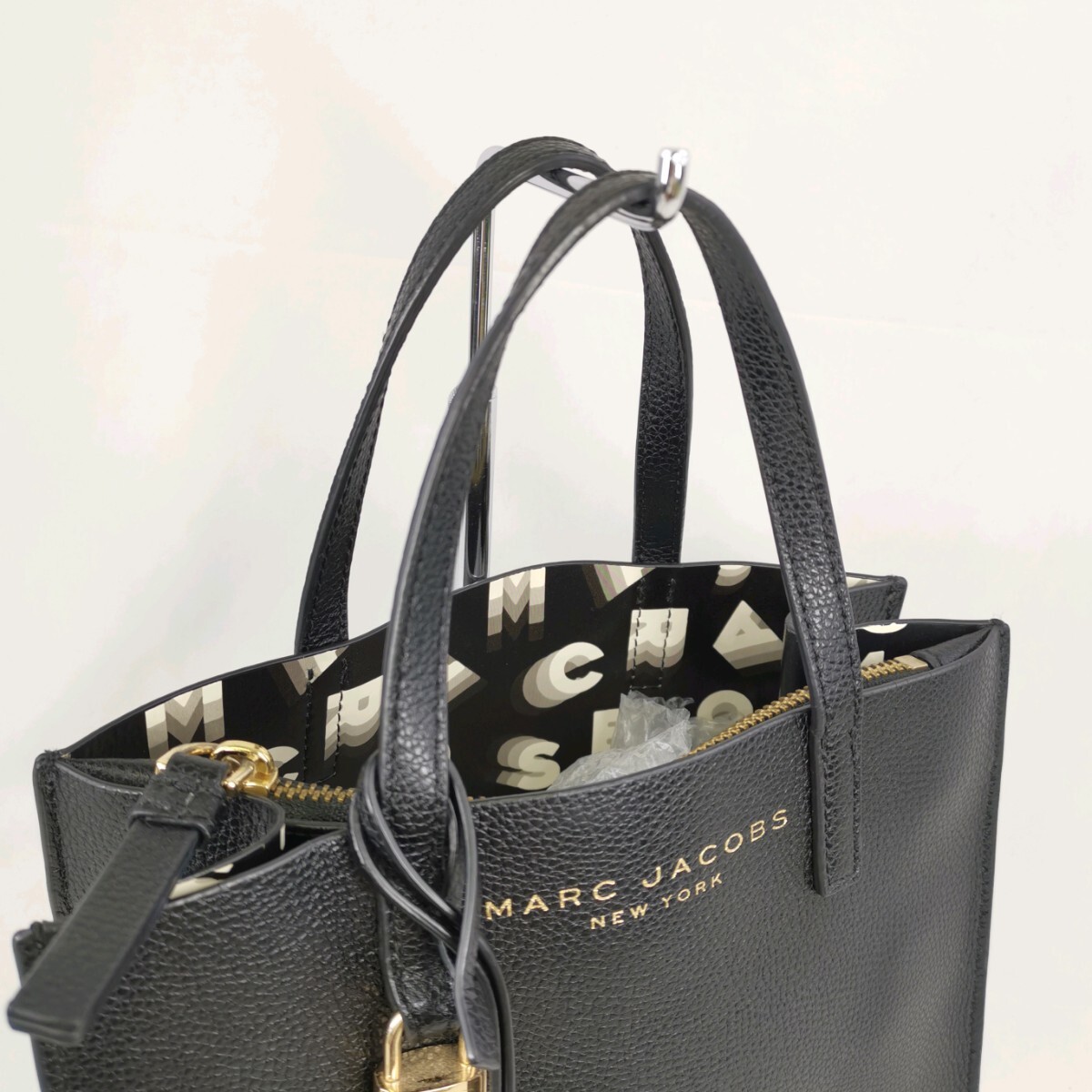 M ×[ товар разряд :B] Mark Jacobs MARC JACOBS подкладка общий рисунок Gold металлические принадлежности дизайн логотипа ручная сумочка ручная сумка большая сумка женщина сумка чёрный цвет серия 