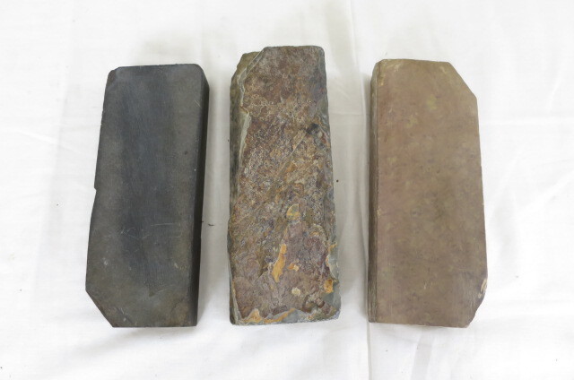 A. 天然砥石 砥石 ３個 総重量:約3.5kg まとめてセット 理容 床屋 大工道具 7005118011_画像3