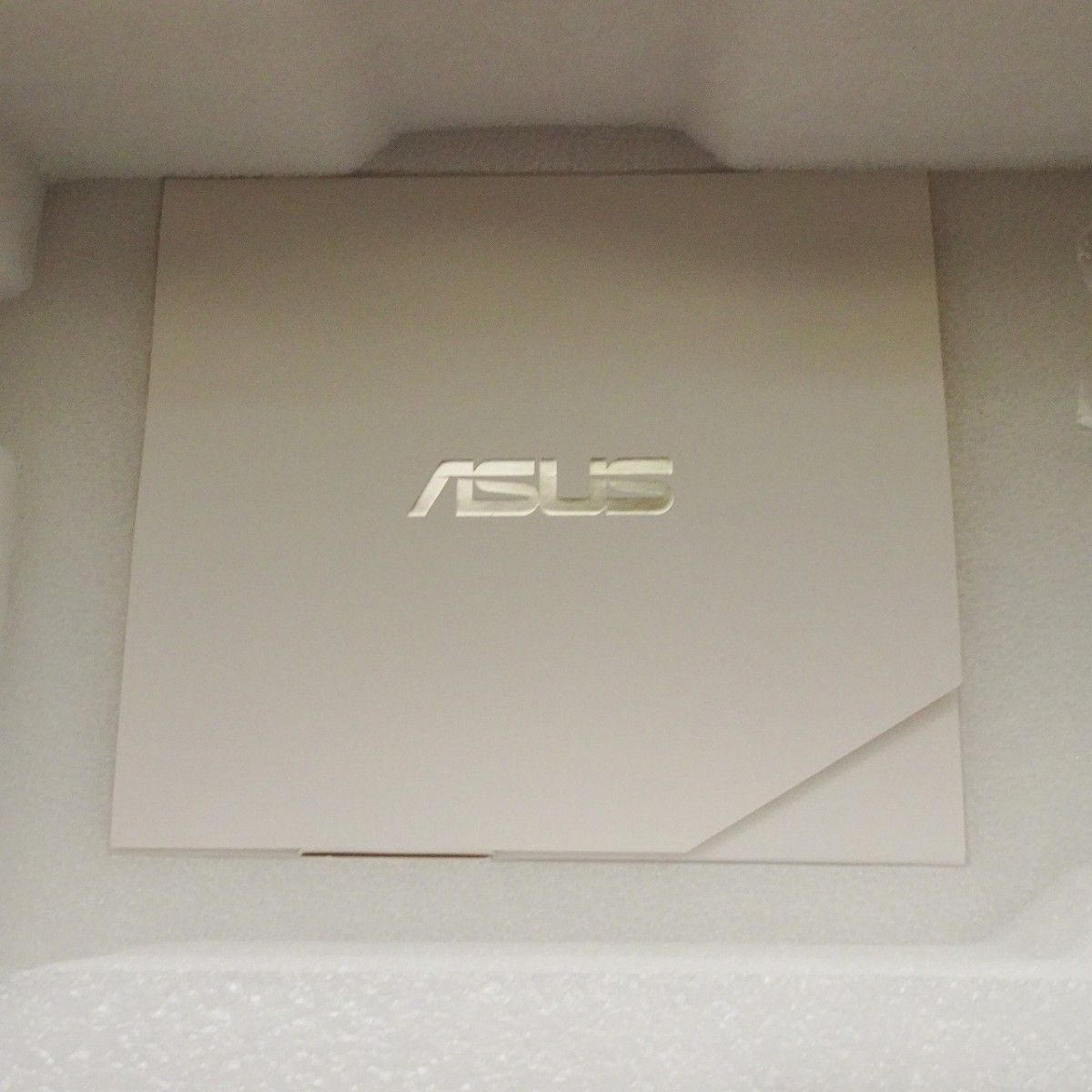 ASUS Radeon RX 7800 XT ホワイト 16GB  TUF-RX7800XT-O16G-WHITE-GAMING