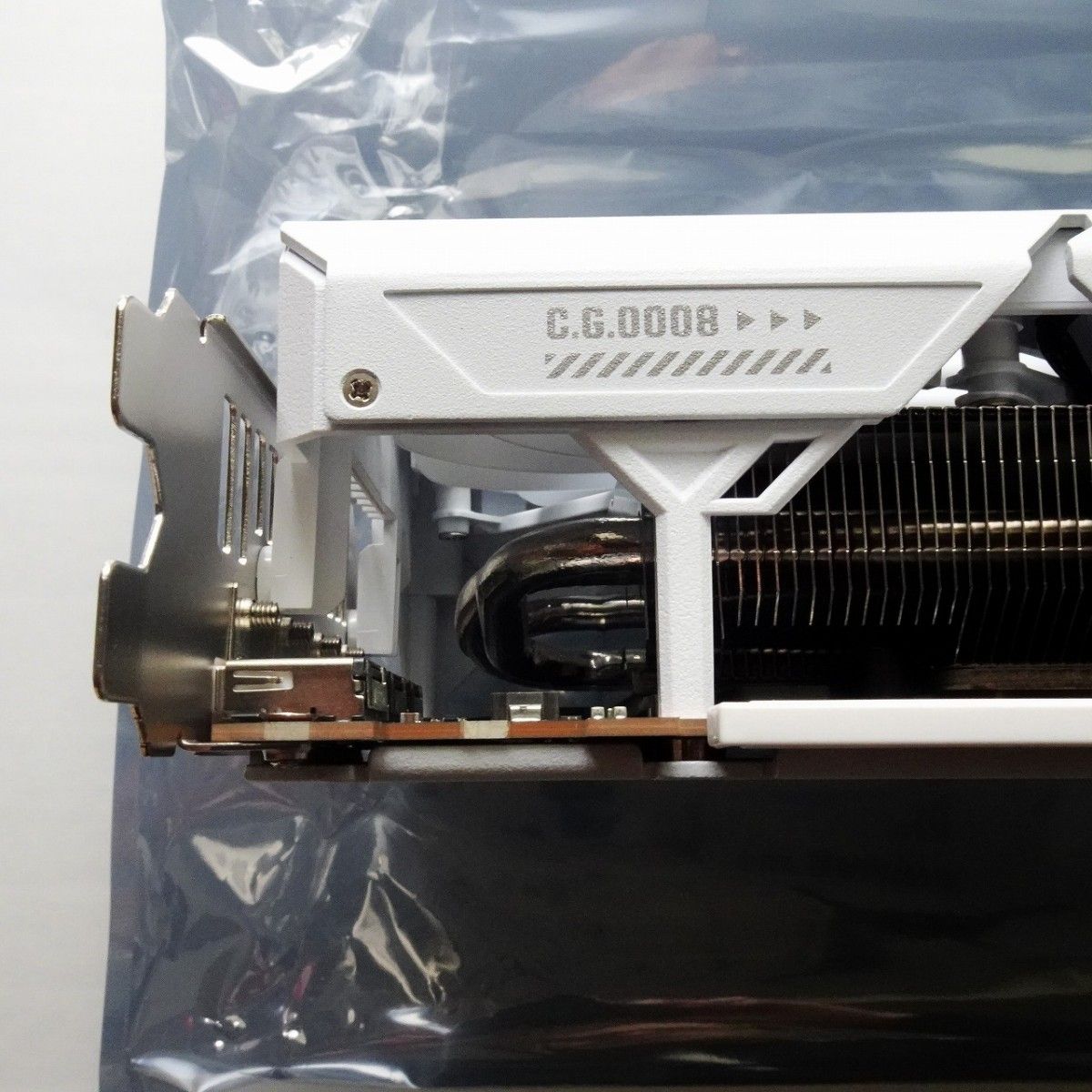 ASUS Radeon RX 7800 XT ホワイト 16GB  TUF-RX7800XT-O16G-WHITE-GAMING