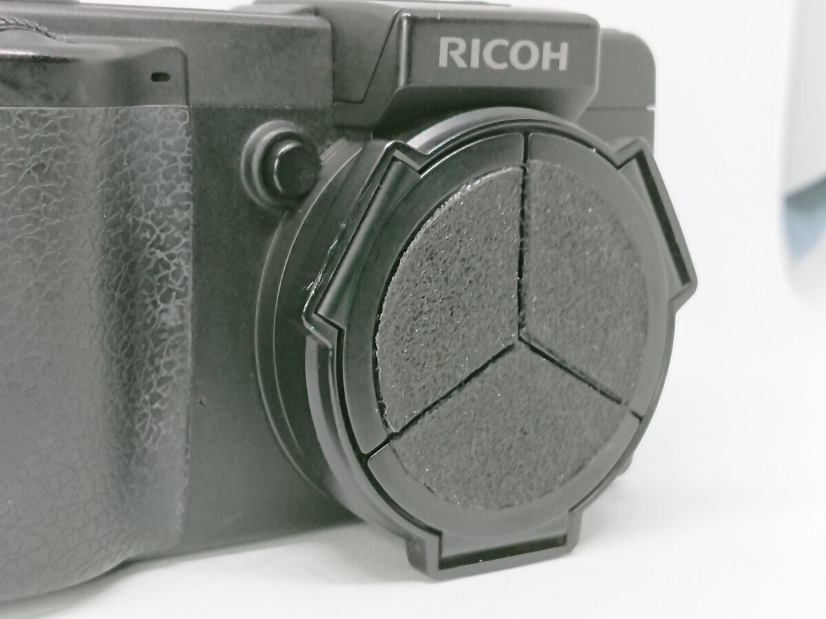★☆ RICOH GX200 リコー GX200 VF KIT コンパクトデジタルカメラ ☆★_レンズキャップに貼り革貼ってあります。