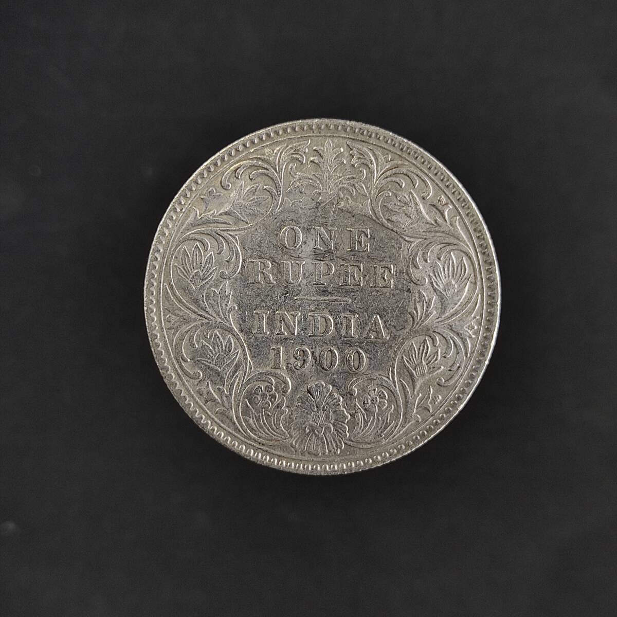 英領インド、ヴィクトリア女王 1900年 1ルピー銀貨_画像2
