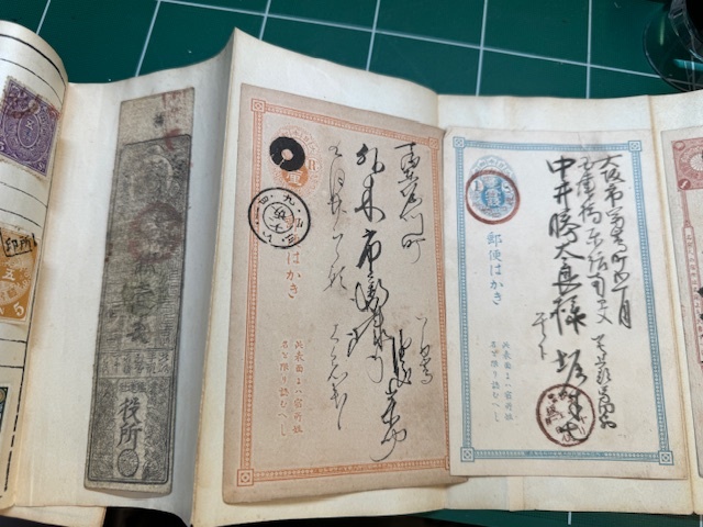 明治時代の大阪　使用済みの切手、印紙、藩札、ハガキなどを多数貼り付けた古い切手帳_画像4