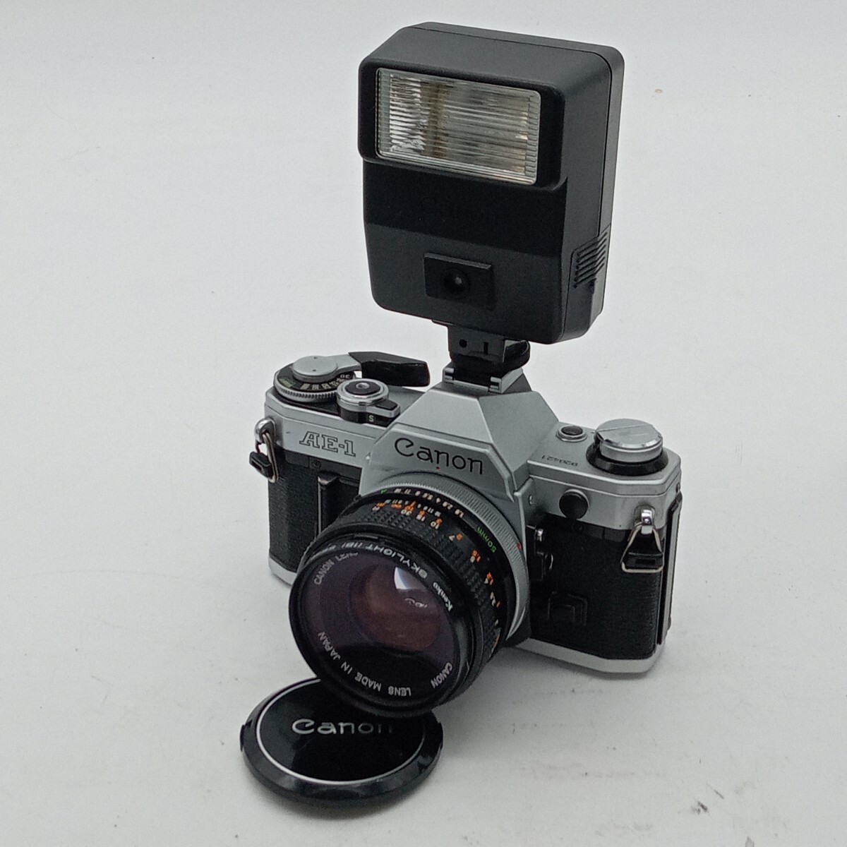 大村4月No.87 カメラ Canon キャノン AE-1 1:1.8 50mm 動作未確認 フィルムカメラ 一眼レフカメラ フラッシュ まとめての画像1