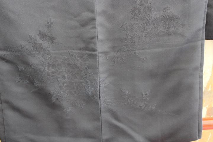 きもの今昔６９３８　黒羽織コレクション　地文様は花柄絵羽柄付け　一つ紋色「左三つ巴」_画像3