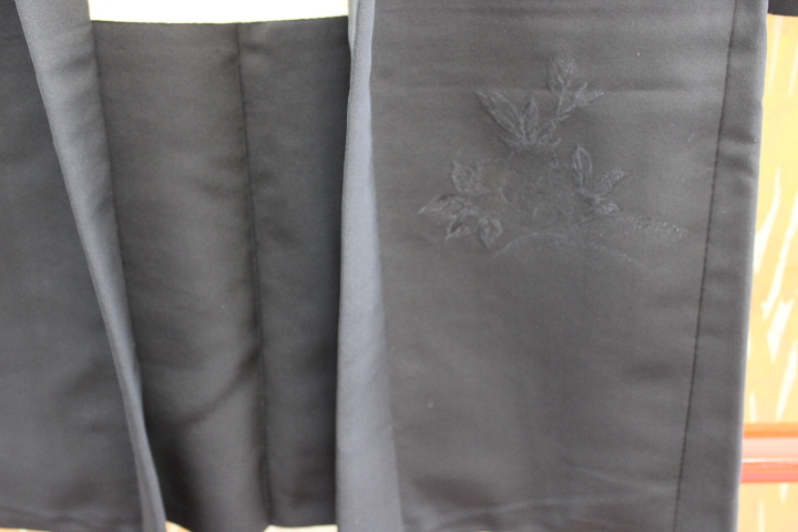 きもの今昔６９３８　黒羽織コレクション　地文様は花柄絵羽柄付け　一つ紋色「左三つ巴」_画像8