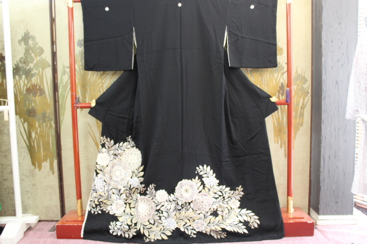 きもの今昔６９４１ 黒留袖紋付 比翼付き仕立て ボタンの花と、大華紋の柄銀糸駒刺繍         身丈１６６ｃｍの画像1