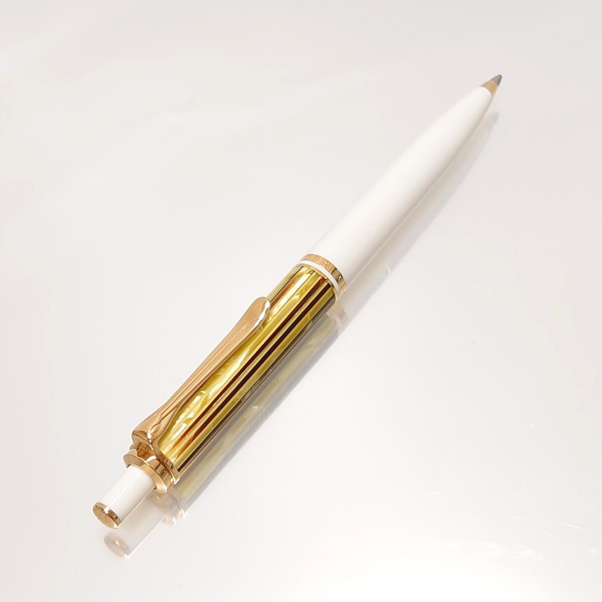 超美品 Pelikan ペリカン スーベレーン K400 ボールペン ホワイト イエロー 黄 ストライプ GOLD ノック式 GERMANY 箱 ケース 取説 保証書_画像4