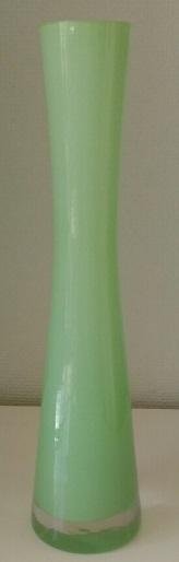 希少　上品な　昭和レトロ　 緑　乳白 複層 　ガラス　花瓶　高さ　200ｍｍ　補償付_画像1