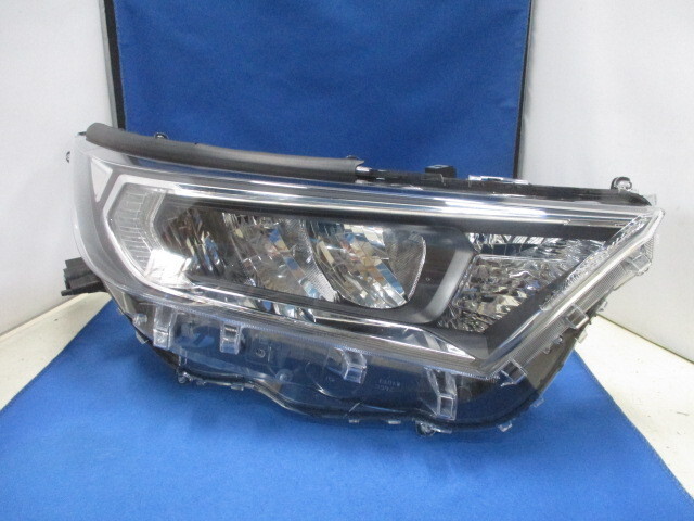 トヨタ　RAV4　MXAA52/MXAA54　右ライト/右ヘッドライト　LED　純正　ラヴ4/ラブ4　STANLEY　42-90　【E】　515128_画像1