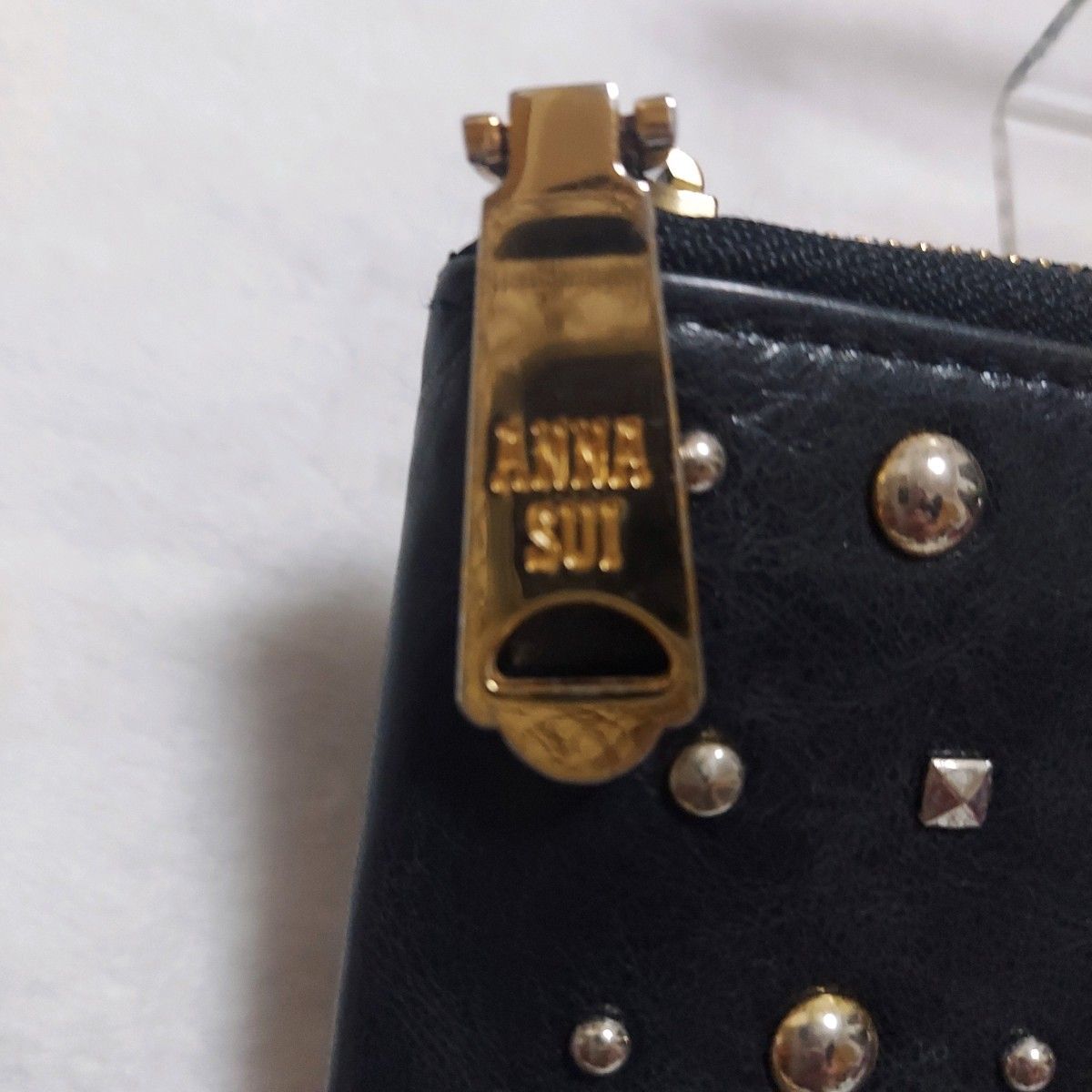 最終値下げ 美品 アナスイ ANNA SUIレザースタッズラウンド 最終値下げ 美品 アナスイ ANNA SUIレザースタッズラウンド
